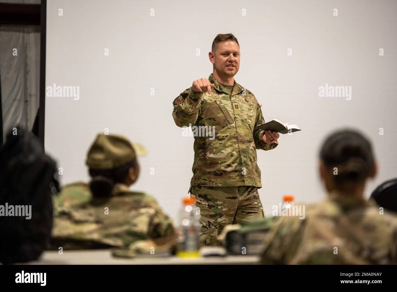 ÉTATS-UNIS L'aumônier de la Force aérienne Brant Little, de la base aérienne de Mountain Home, Idaho, dirige des services religieux pour les aviateurs déployés dans un environnement simulé dans le cadre de l'exercice Raging Gunfighter 22-2 à la base aérienne de Hill, Utah, 21 mai 2022. Raging Gunfighter est un exercice conçu pour simuler l'exploitation d'une aile principale à partir d'un environnement austère en vue de futures opérations potentielles. Banque D'Images