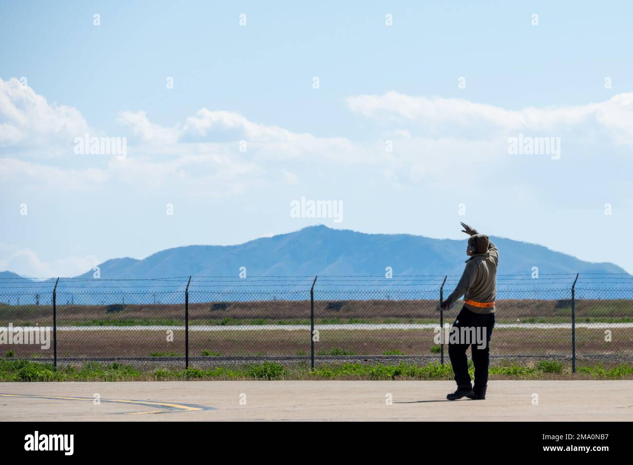 Les aviateurs du groupe d'entretien de l'aile de chasseurs 366th, base aérienne de Mountain Home, Idaho, reçoivent et entretiennent des avions après les opérations de vol pendant l'exercice Raging Gunfighter 22-2, à la base aérienne de Hill, Utah, 21 mai 2022. Raging Gunfighter démontre la nécessité pour notre force de pouvoir s’intégrer rapidement, établir des logistiques et des communications au sein d’un hub de commandement et de contrôle d’un théâtre, recevoir des forces de suivi, continuer à générer la mission et projeter la puissance de combat dans tous les domaines. Banque D'Images