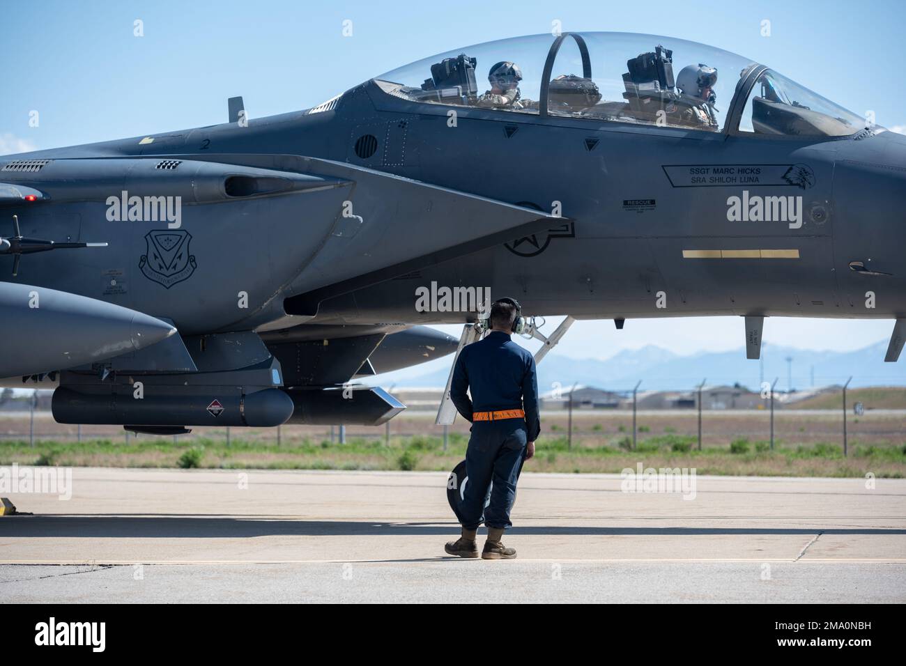 Les aviateurs du groupe d'entretien de l'aile de chasseurs 366th, base aérienne de Mountain Home, Idaho, reçoivent et entretiennent des avions après les opérations de vol pendant l'exercice Raging Gunfighter 22-2, à la base aérienne de Hill, Utah, 21 mai 2022. Raging Gunfighter démontre la nécessité pour notre force de pouvoir s’intégrer rapidement, établir des logistiques et des communications au sein d’un hub de commandement et de contrôle d’un théâtre, recevoir des forces de suivi, continuer à générer la mission et projeter la puissance de combat dans tous les domaines. Banque D'Images