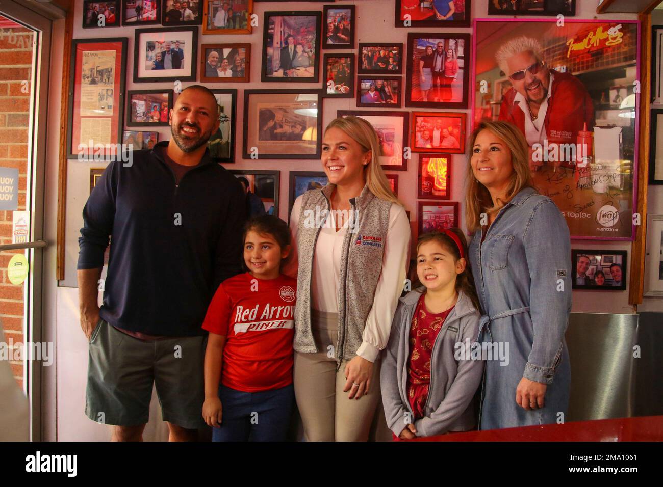 New Hampshire Republican 1st Congressional District candidate Karoline Leavitt, center, poses with Red Arrow Diner co-owner Amanda Wihby, right, and her family during a campaign stop Saturday Nov. 5, 2022, in Manchester, N.H. Leavitt is facing incumbent Rep. Chris Pappas, D-NH, in the general election. (AP Photo/Reba Saldanha) Banque D'Images