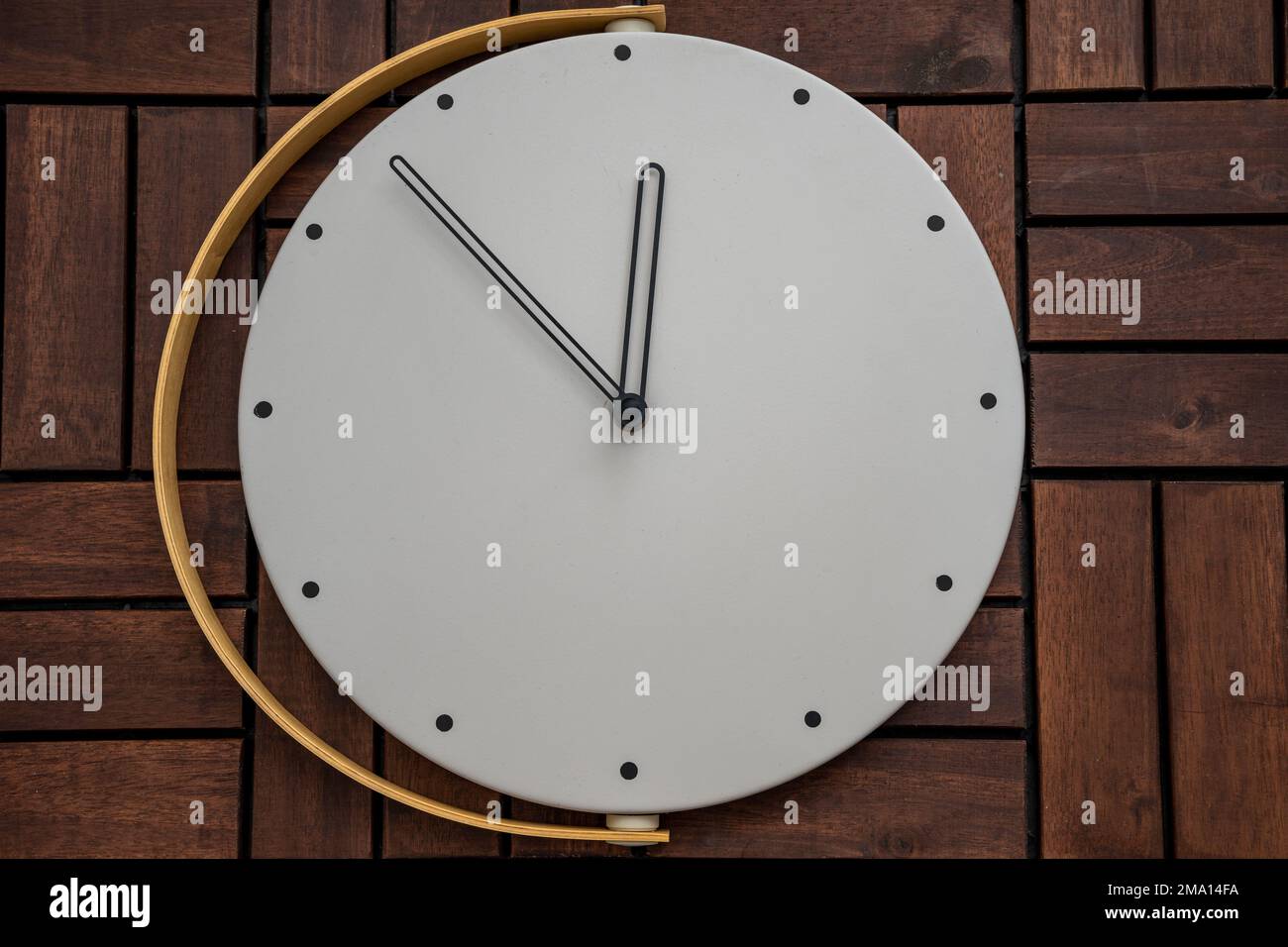 Horloge murale à texture d'arrière-plan en bois. Composition de la vue de dessus de la pose à plat. Concept de gestion du temps. Banque D'Images