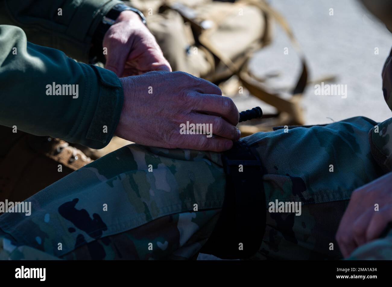 ÉTATS-UNIS Le major de la Force aérienne Matthew Brown, 366th Escadron de préparation médicale opérationnelle, base aérienne de Mountain Home, Idaho, chirurgien de vol, applique un tourniquet d'application de combat à une blessure simulée lors d'un exercice à l'aérodrome de Wendover, Wendover, UT., 21 mai 2022. Raging Gunfighter 22-2 a utilisé des avions de l'aile de transport aérien de 317th pour amener le personnel et les biens dans un environnement austère simulé à l'aérodrome de Wendover. Banque D'Images