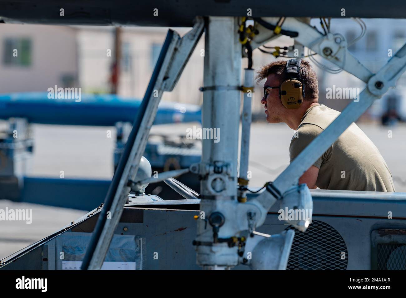 A ÉTATS-UNIS L'aviateur de la Force aérienne affecté à l'escadre de combat 366th se prépare à charger des munitions sur un aigle de frappe F-15E pendant la Raging Gunfighter 22-2 à l'aérodrome de Wendover, Wendover, UT., 21 mai 2022. Les F-15E Strike Eagles ont été réarmés et ravitaillés lors d'un test de stress de puits chauds dans le cadre de Raging Gunfighter 22-2. Banque D'Images