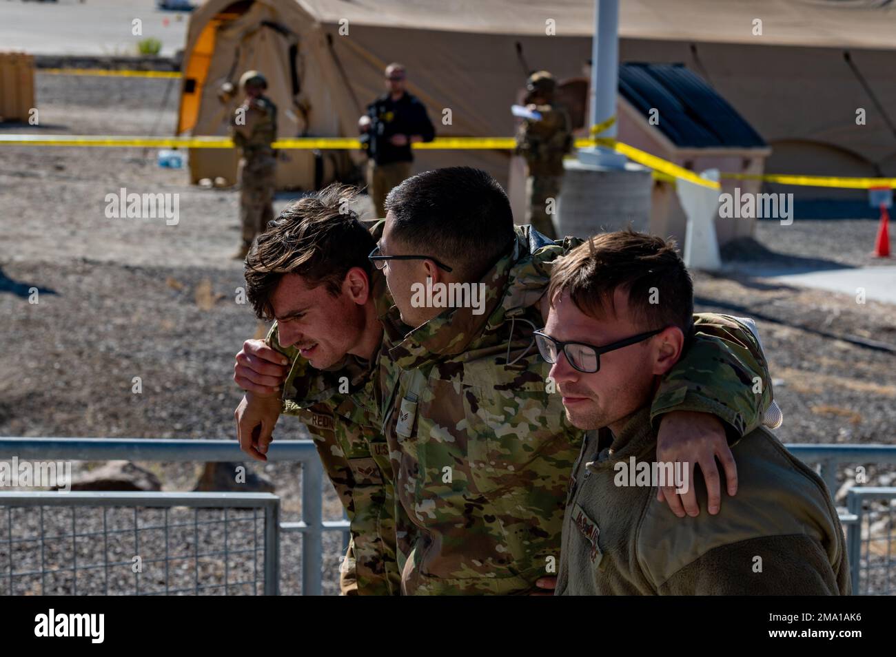 ÉTATS-UNIS Les aviateurs de la Force aérienne affectés à la 366th Fighter Wing, à la base aérienne de Mountain Home, Idaho, aident un aviateur à subir une blessure simulée à un poste de contrôle médical lors de Raging Gunfighter 22-2 à l'aérodrome de Wendover, Wendover, UT., 21 mai 2022. Des aviateurs pendant la Raging Gunfighter 22-2 ont été déployés de la base aérienne de Hill, Utah, à l'aérodrome de Wendover pour opérer dans un environnement austère. Banque D'Images
