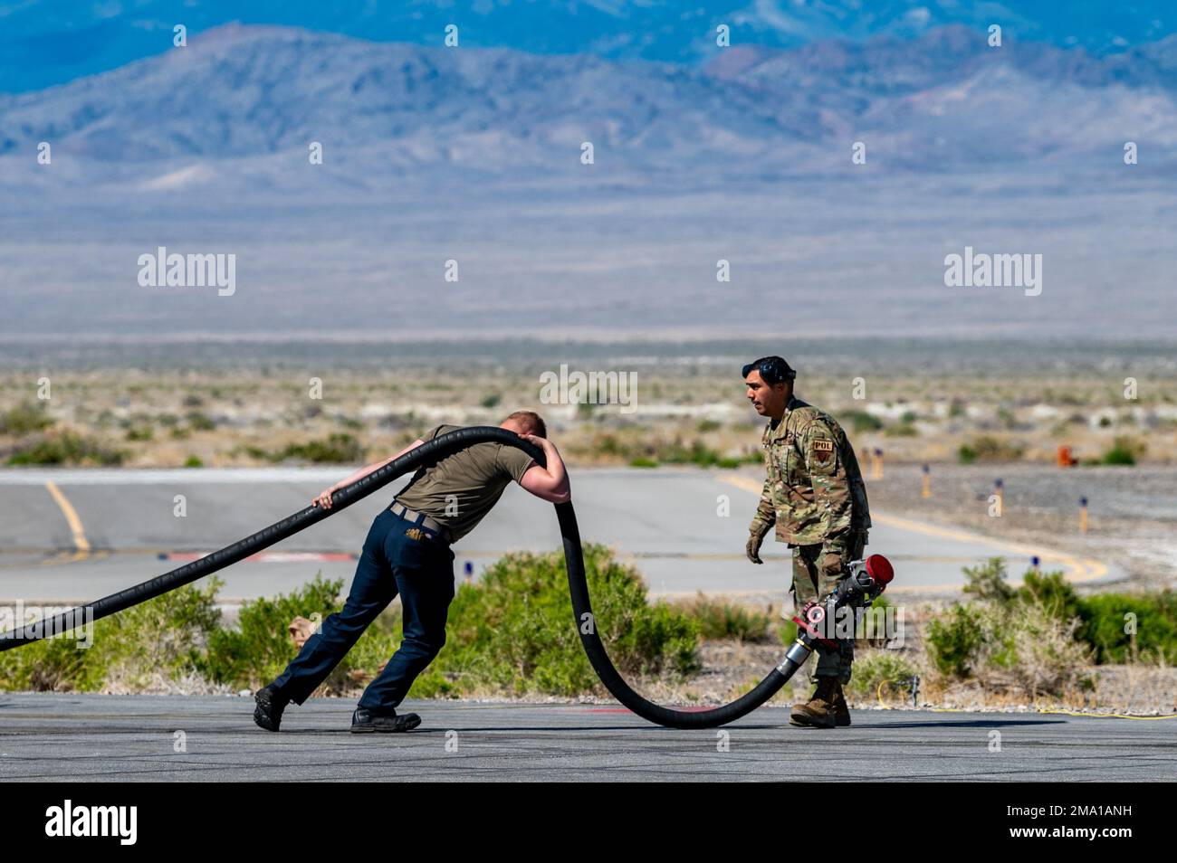 ÉTATS-UNIS Des aviateurs de la Force aérienne du 366th Logistics Readiness Squadron, base aérienne de Mountain Home (Idaho), déplacent un tuyau de ravitaillement lors de Raging Gunfighter 22-2 à l'aérodrome de Wendover, à Wendover (Utah), le 21 mai 2022. Des aviateurs du 366th Logistics Readiness Squadron ont effectué le ravitaillement en fosse à chaud sur deux avions F-15E Strike Eagle. Banque D'Images