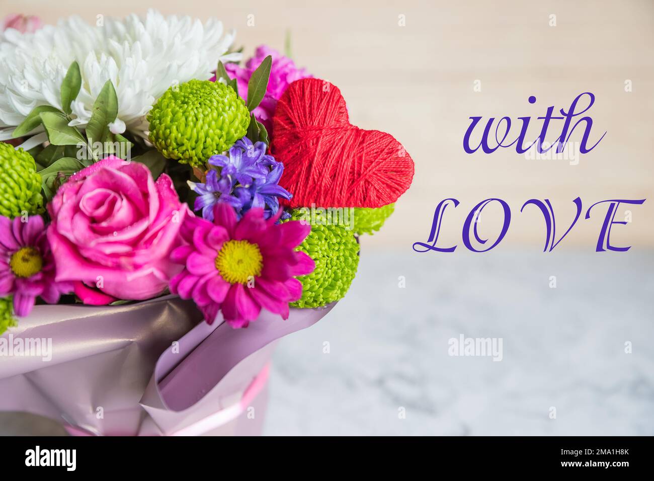 Bouquet de fleurs différentes, roses roses et chrysanthèmes blancs et verts .jour de la Saint-Valentin, anniversaire, carte de voeux de la fête des mères avec inscription Banque D'Images