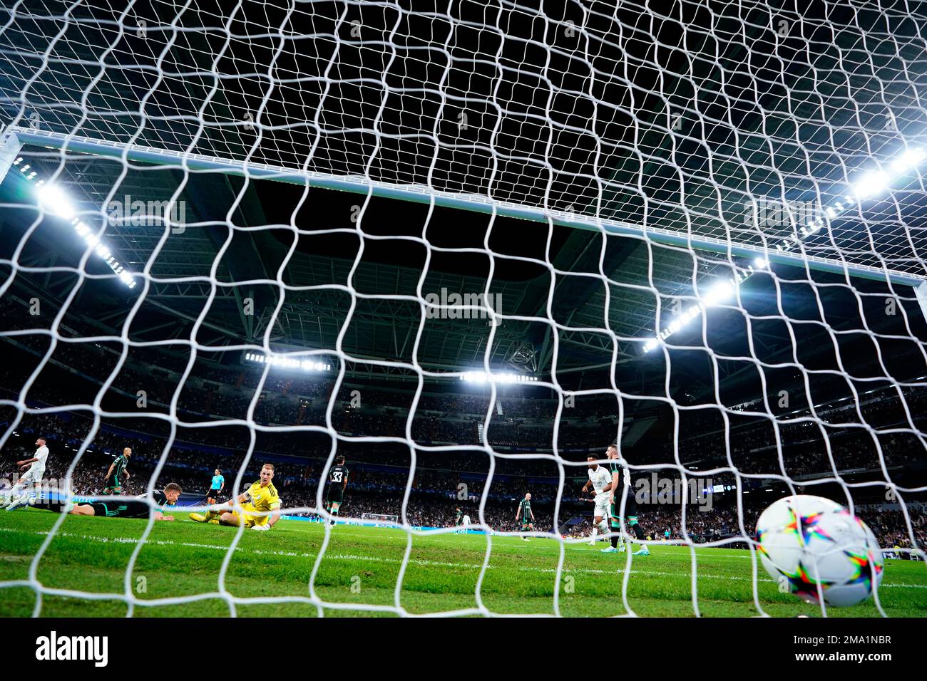 Celtic's goalkeeper Joe Hart, in yellow, reacts after Real Madrid's Vinicius Junior scored his side's fourth goal during the Champions League Group F soccer match between Real Madrid and Celtic at the Santiago Bernabeu stadium in Madrid, Spain, Wednesday, Nov. 2, 2022. (AP Photo/Manu Fernandez) Banque D'Images