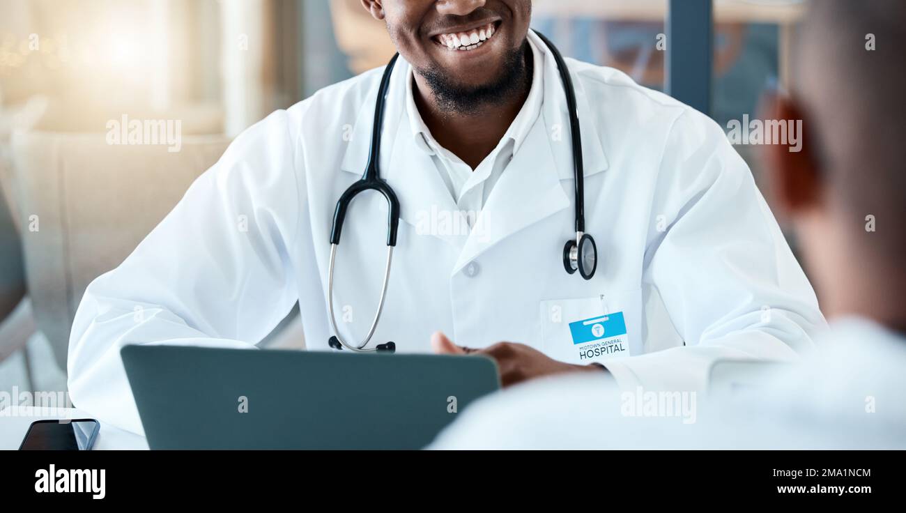 Gros plan, soins de santé et médecin noir parler, feedback et diagnostic donne des résultats dans le manteau blanc, l'hôpital et le bien-être. Professionnel de la santé, africain Banque D'Images Gros plan, soins de santé et médecin noir parler, feedback et diagnostic donne des résultats dans le manteau blanc, l'hôpital et le bien-être. Professionnel de la santé, africain Banque D'Images