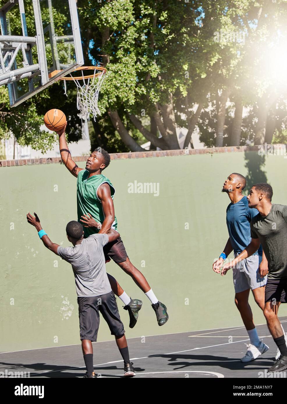 Un terrain de basket-ball, des sports d'équipe et des personnes noires se réunissent pour le fitness, le jeu de ballon et l'entraînement en extérieur. Hommes, amis et entraînement communautaire pour le sport Banque D'Images