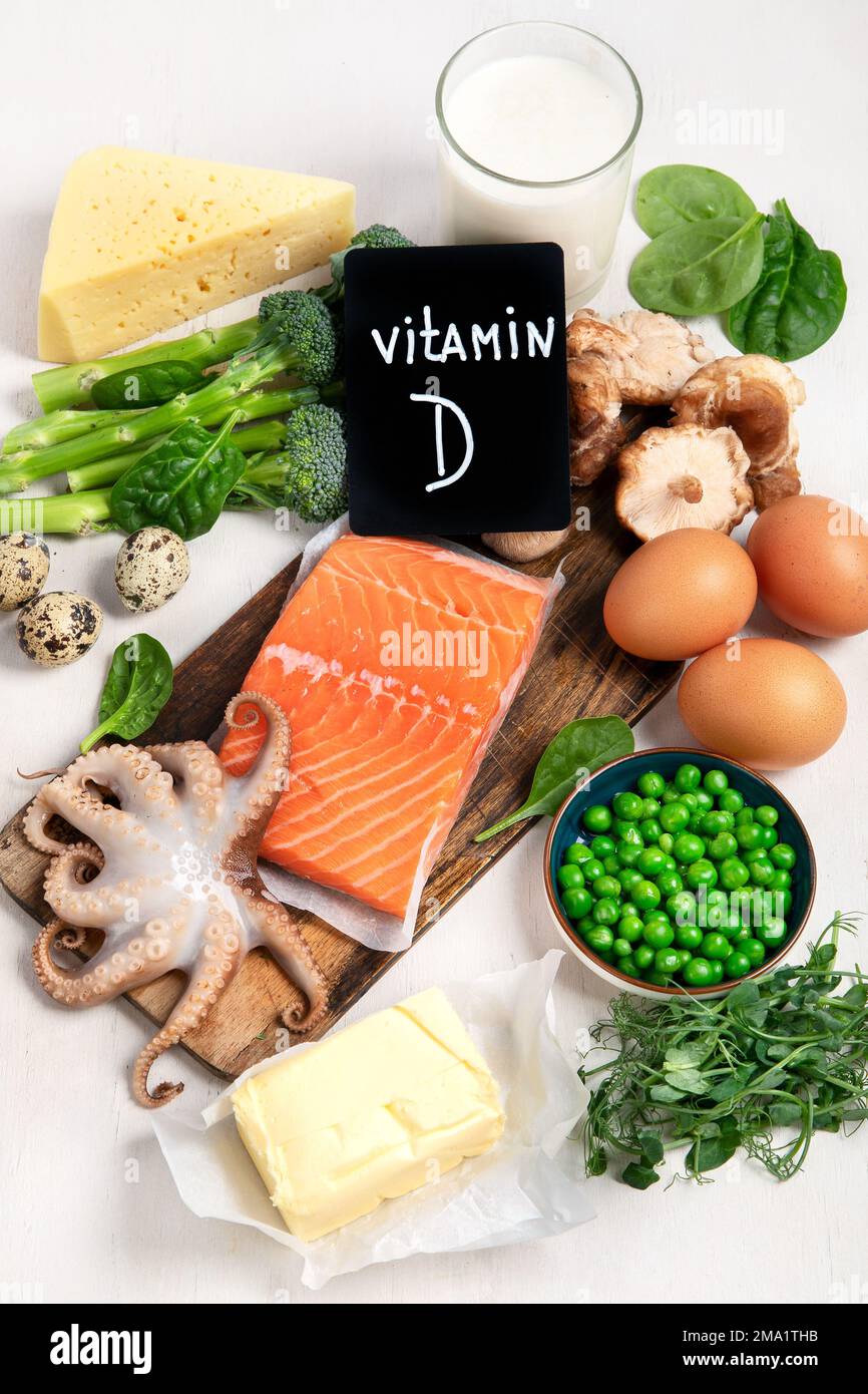 Composition avec des produits riches en vitamine D sur fond blanc, vue du dessus. Banque D'Images