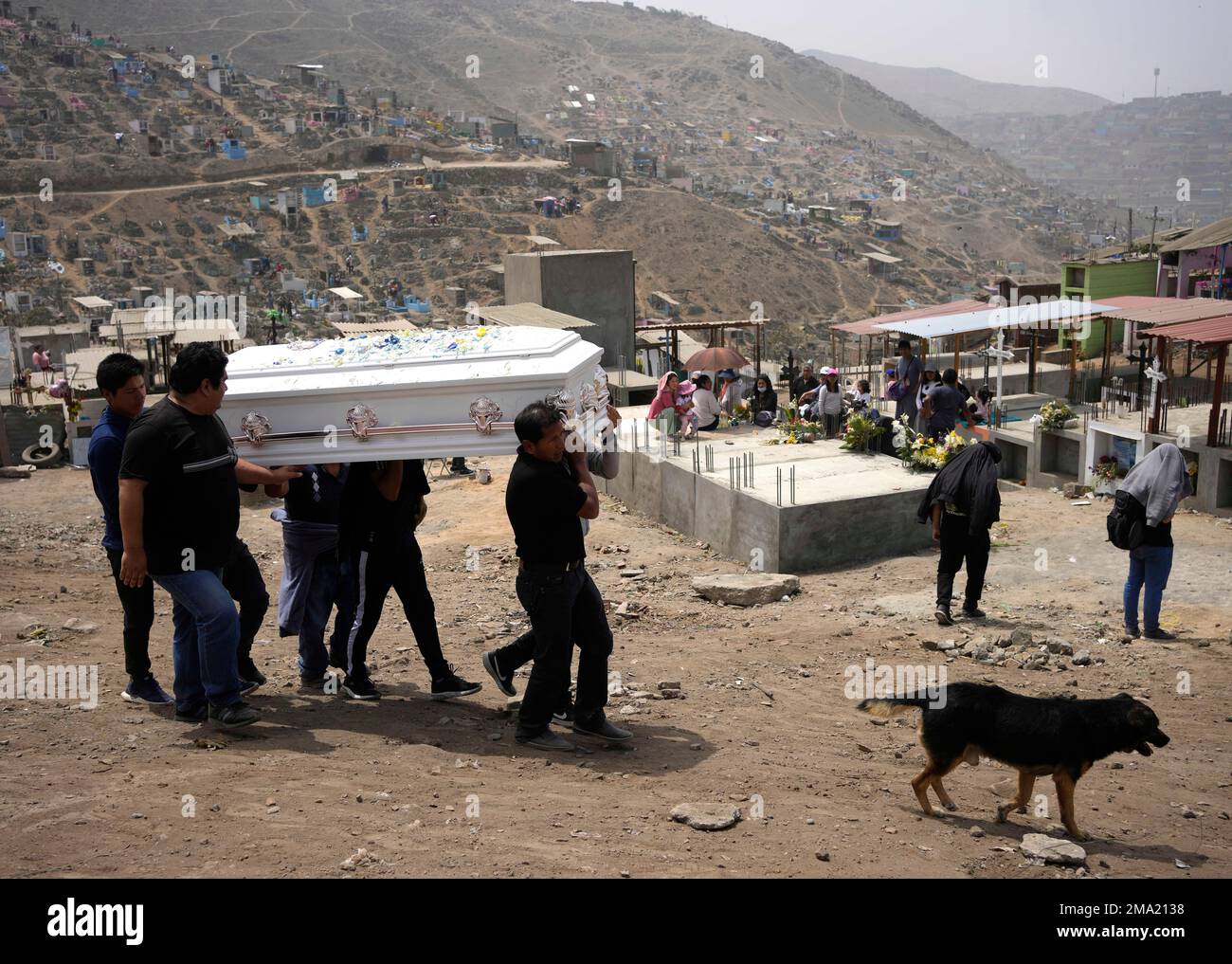 Relatives of Diosdado Rivera carry his coffin for burial at the Nueva Esperanza cemetery in the shantytown Villa Maria, in Lima, Peru, Tuesday, Nov. 1, 2022. Renewing a tradition that was stalled during the COVID-19 pandemic, Peruvian authorities have granted full access to cemeteries on the Day of the Dead, where thousands of Peruvians traditionally visit their deceased loved ones. (AP Photo/Martin Mejia) Banque D'Images