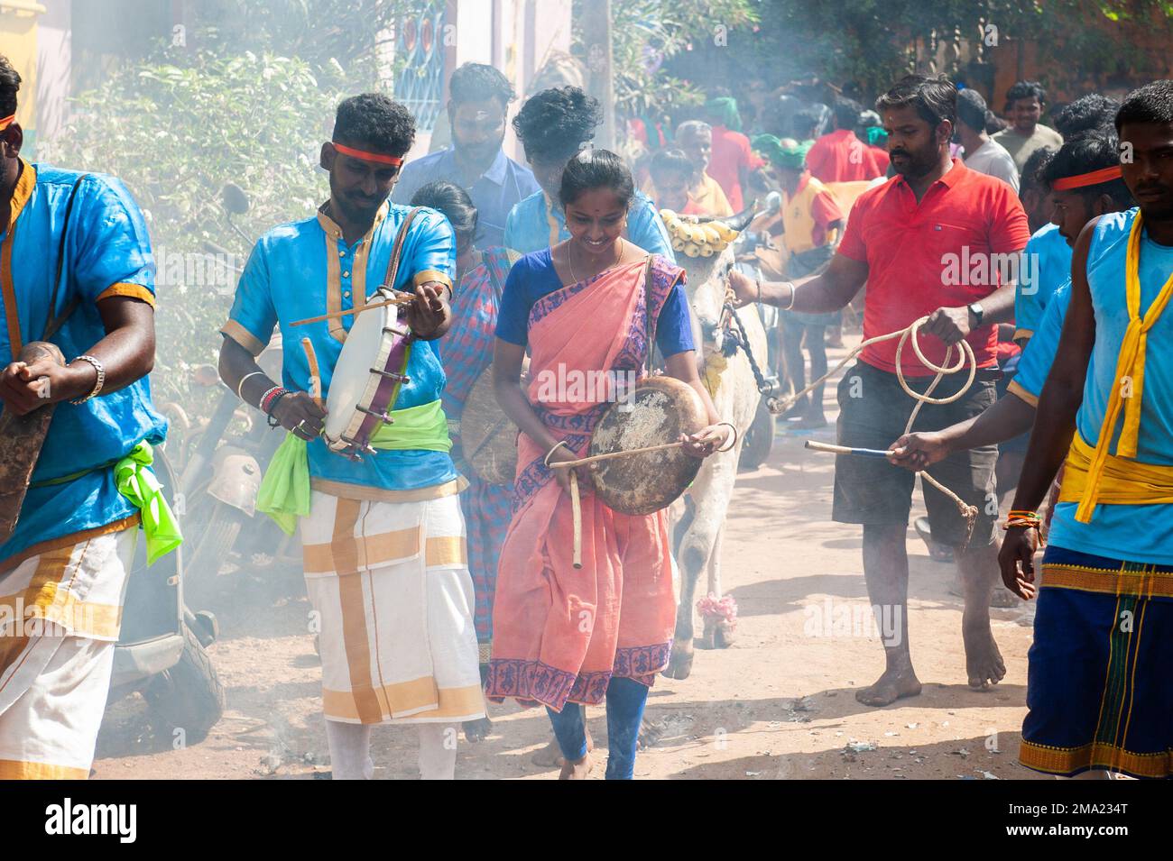 Kuilapalayam, Inde - 17th janvier 2023 : Festival Pongal. La parade dans le village avant la course à la vache. Banque D'Images