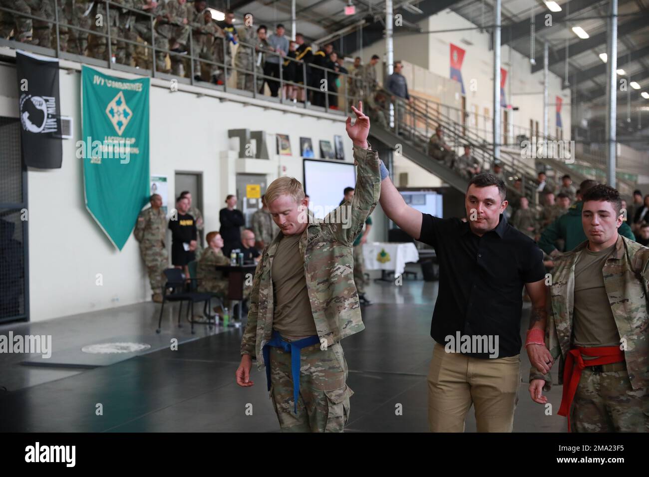 1st le lieutenant Austin Tucker, soldat du bataillon 2nd, 77 Field Artillary Regiment, 2nd Stryker Brigade combat Team, 4th Infantry Division, est déclaré vainqueur d'un match de combat main-à-main contre le Pvt. Salvatore Cardone, soldat du 2nd Bataillon, 23rd Infantry, 1st Stryker Brigade combat Team, 4th Inf. Div., le jour 1 de la compétition main-à-main de la semaine d'Ivy 23 mai 2022, à fort Carson, Colorado. La compétition de combat main à main d'Ivy week montre l'esprit de corps et la croyance en eux-mêmes, car il s'agit d'une compétition unique. Banque D'Images