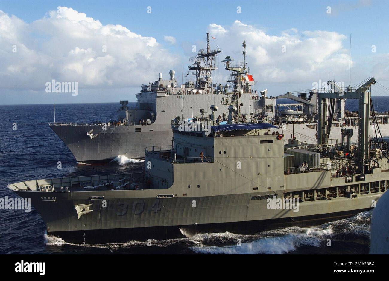 La Royal Australian Navy (RAN) DURANCE CLASS: En cours de reconstitution Tanker, son succès Majestys Australian Ship (HMAS) (OR 304) (premier plan), et la US Navy (USN) WHIDBEY ISLAND CLASS: Le navire d'atterrissage à quai USS RUSHMORE (LSD 47) effectue des opérations de réapprovisionnement en mer (RAS), alors qu'il est en cours dans l'océan Pacifique à l'appui de l'exercice RIMPAC 2004. RIMPAC est le plus grand exercice maritime international mené dans les eaux autour des îles hawaïennes, et est conçu pour améliorer la compétence tactique des unités participantes dans un large éventail d'opérations combinées en mer, tout en améliorant le stabi Banque D'Images