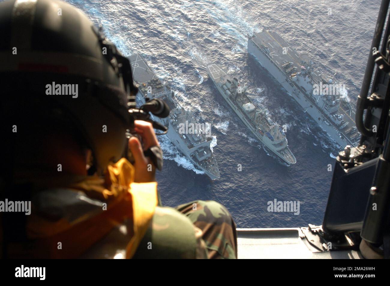 040711-N-4304S-268. [Complete] Scene Caption : US Navy (USN) Photographer's Mate 2nd Class (PH2) John Parker documente une opération de ravitaillement en mer (RAS) menée par le navire d'atterrissage de quai de la classe de l'île de Whidbey USS RUSHMORE (LSD 47) (à gauche), navire de la classe Durance australienne Regarnissage en cours son navire Majestys Australian Ship (HMAS) SUCCESS (AOR 304) (au centre), Et le navire d'assaut amphibie USS TARAWA Class USS TARAWA (LHA 1) (à droite). Ces navires font partie des nombreux participants à l'exercice Rim du Pacifique (RIMPAC) 2004. RIMPAC est le plus grand exercice maritime international dans l'eau Banque D'Images