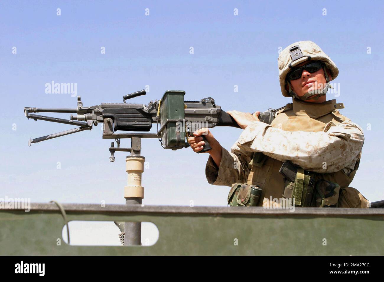 CORPS DES Marines (USMC) le caporal (CPL) Mario Padilla du 2nd Bataillon, 1st Marines pose pour une photo tandis que manning un canon à machine FNMI 7,62 mm M240 à l'extérieur de Falloujah, en Irak (IRQ), en soutien à l'opération LIBERTÉ IRAQUIENNE. Objet opération/série: LIBERTÉ IRAQUIENNE base: Falloujah État: Al Anbar pays: Irak (IRQ) Banque D'Images