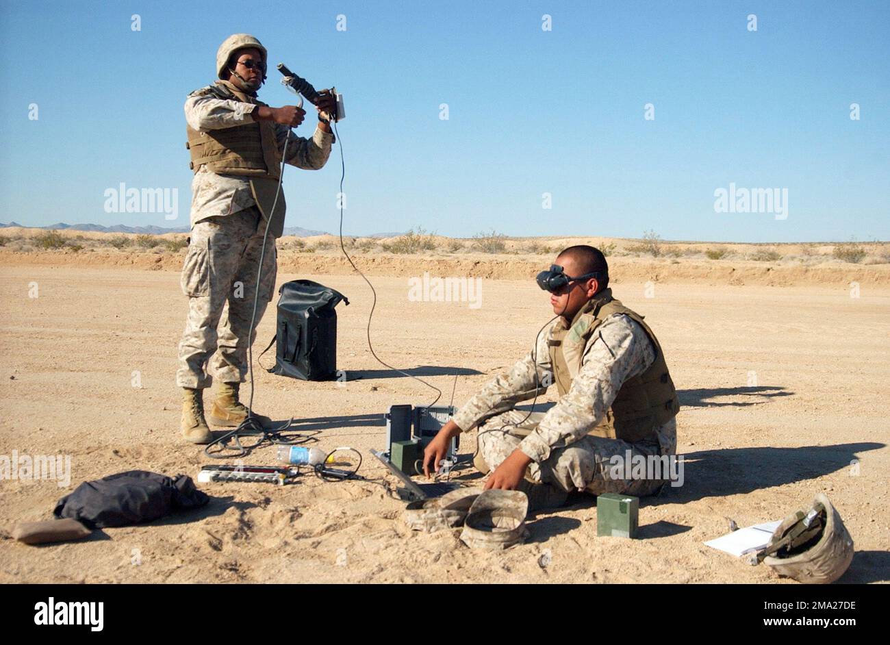 040712-M-9362G-001. [Complet] Légende de la scène: US Marine corps (USMC) Marine lance Caporal (LCPL) Robert Diaz (assis), du Bataillon de reconnaissance des blindés légers (LABR) de 3rd, Vérifie les paramètres d'un véhicule aérien sans pilote Dragon Eye (UAV) tandis que Germond Patton, première classe privée de l'USMC, a utilisé le cordon élastique pour lancer le Dragon Eye pendant l'entraînement au Centre de combat aérien au sol (MCAGCC), au Centre d'entraînement de la Force opérationnelle aérienne au sol (MAGTFTC), Twentynine Palms, Californie (CA). Le Dragon Eye est un véhicule aérien entièrement équipé et modulaire de 5 kg Banque D'Images