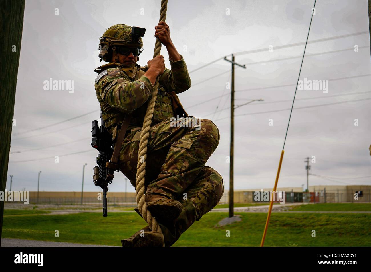 Le Sgt Carlos Camelo, avec la Compagnie Charlie, 1st Bataillon, 506th Régiment d'infanterie, 1st Brigade combat Team, 101st Airborne Division (Air Assault), monte une corde pendant la semaine de la compétition d'épreuve d'effort des aigles 23 mai, fort Campbell, Ky. La compétition de tir à l'effort consistait en huit équipes différentes en compétition pour voir quelle équipe pourrait être la plus rapide à obtenir le parcours tout en étant la plus précise. Banque D'Images