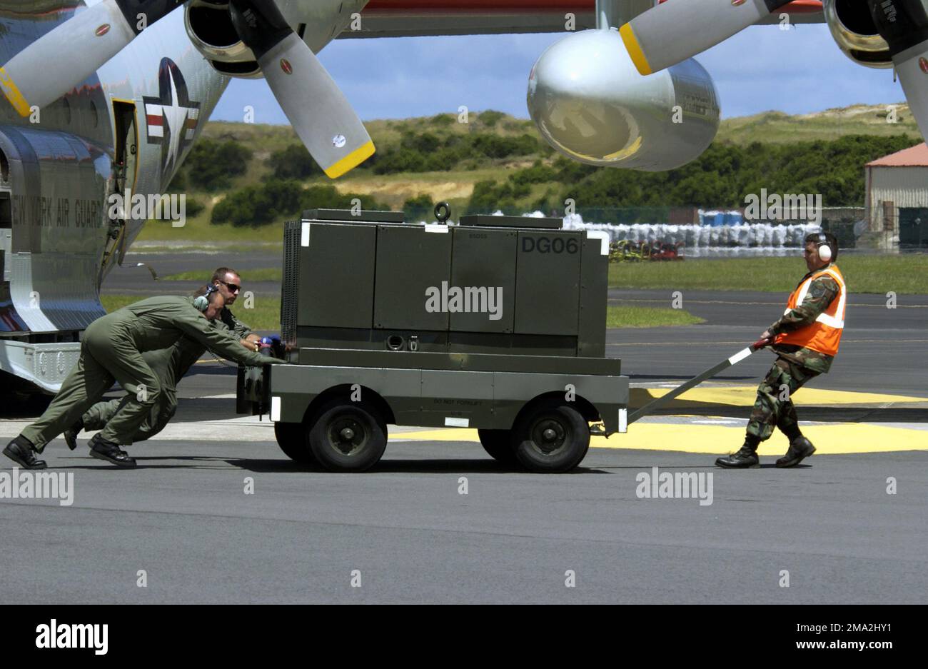 040727-F-1789V-002. [Complet] Légende de la scène: US Air Force (USAF) Sergent technique (TSGT) Mario de Souza (à droite), 65th Operational support Squadron, et deux membres d'équipage LC-130H (à droite) éloigner une unité de puissance d'aéronef (APU) de la Pride of Scotia, un Escadron de transport aérien (AS) de la Garde nationale de l'air de New York (NYANG) 139th, 109th Airlift Wing (AW) LC-130H Hercules CARGO avec roues de ski rétractables, alors qu'il se prépare à décoller de Lajes Field, Açores (AZR), Portugal (PRT), sur son chemin de retour à la base de la Garde nationale aérienne de Stratton (ANGB)/aéroport du comté de Schenectady, en Écosse, New York (NY), après pa Banque D'Images