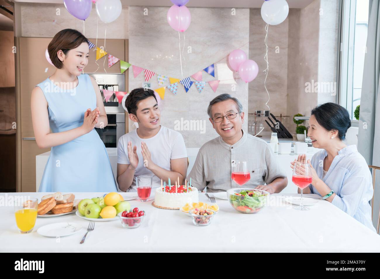 Bonne fête de famille dans la cuisine Banque D'Images