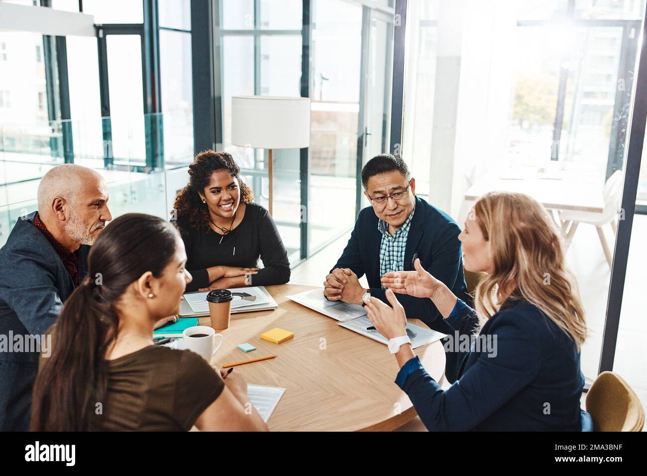 Vision de l'entreprise et mission des gens d'affaires en réunion sur le lieu de travail de l'entreprise ensemble. Collaboration, brainstorming et stratégie de focalisé Banque D'Images