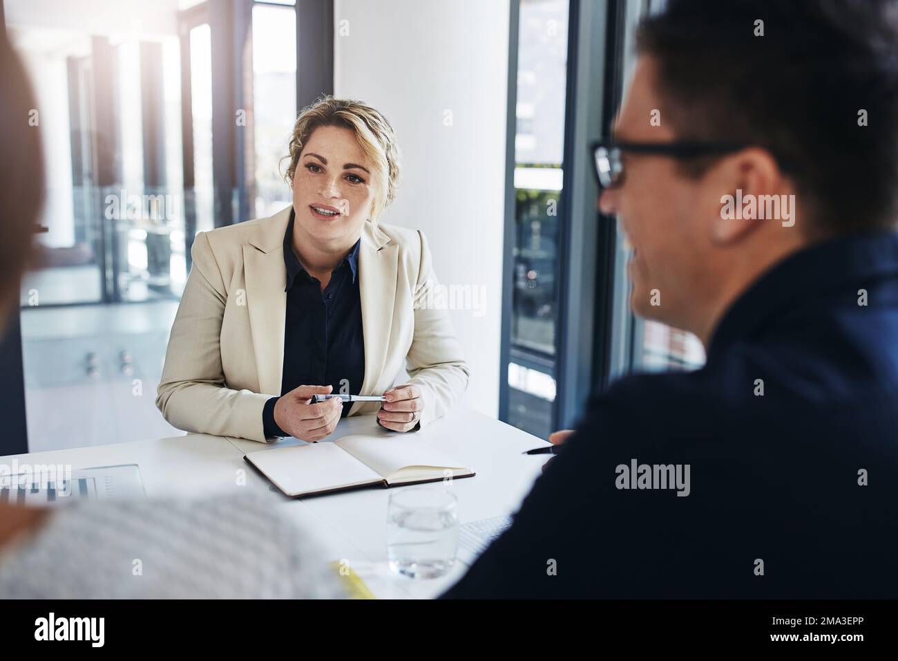 Création d'équipes, analyse de données ou personnes d'affaires pour les réunions d'affaires, la stratégie d'investissement ou la planification de la finance d'entreprise. Collaboration, réflexion ou travail d'équipe Banque D'Images