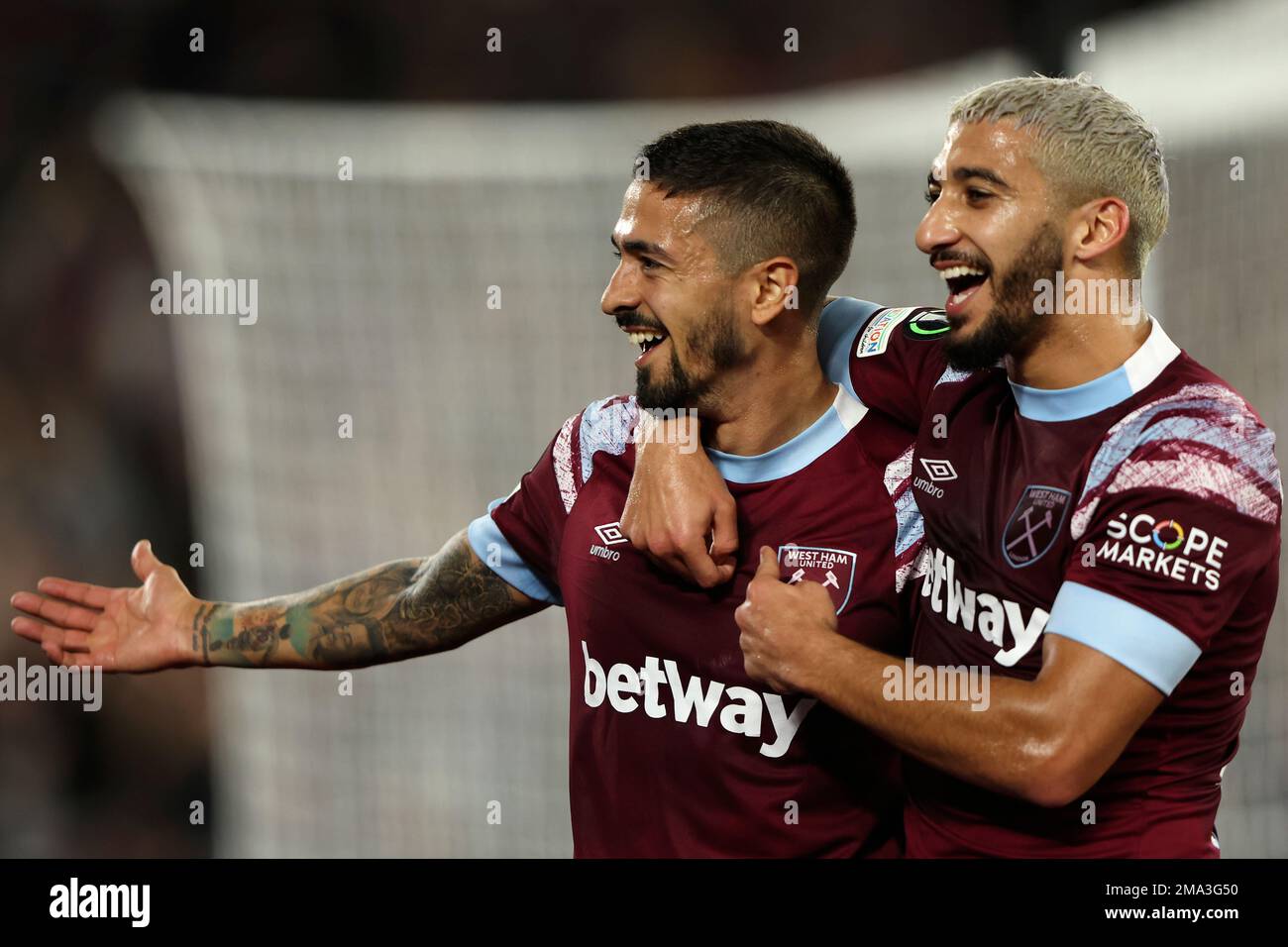 West Ham's Manuel Lanzini celebrates with West Ham's Said Benrahma, right, after scoring his sides first goal during the Europa Conference League Group B soccer match between West Ham United and Silkeborg at the London stadium in London, England, Thursday, Oct. 27, 2022. (AP Photo/Ian Walton) Banque D'Images