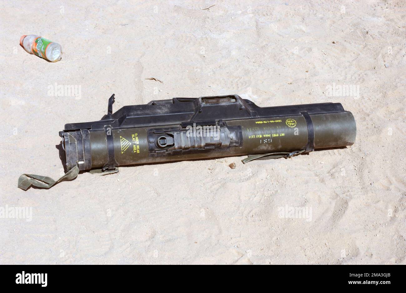 040921-M-2306K-034. [Complete] Scene Caption: A United Kingdom 94mm Light anti-tank arme (LAW) 80, trouvé par les forces de sécurité irakiennes lors d'un raid d'une maison de Muqtada al Sadr dans un Najaf, une province de Najaf, Irak, est exposé par les États-Unis Marine corps Marines, 11th Marine Expeditionary Unit (MEU) Special Operations A«capable», 21 septembre 2004. Ces caches ont été trouvés dans différents bâtiments de la ville et sont en violation directe de l'accord de paix entre le Grand Ayatollah Sayyid Ali Husaini al-Sistani, la plus haute autorité religieuse et chef de la Hawza (Najaf), et al Sadr, un accord b Banque D'Images