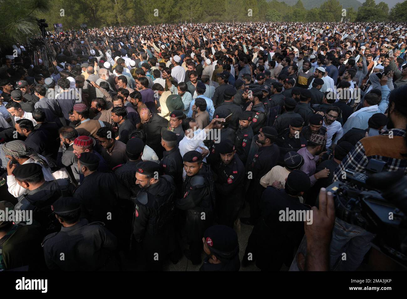 People attend the funeral prayer of slain senior Pakistani journalist Arshad Sharif, in Islamabad, Pakistan, Thursday, Oct. 27, 2022. Thousands of mourners in the capital, Islamabad on Thursday attended the funeral of the outspoken Pakistani journalist who was shot and killed by Nairobi police, as the spy chief and the military spokesman paid tributes to him because of his journalistic work and demanded a probe into his killing. (AP Photo/Anjum Naveed) Banque D'Images