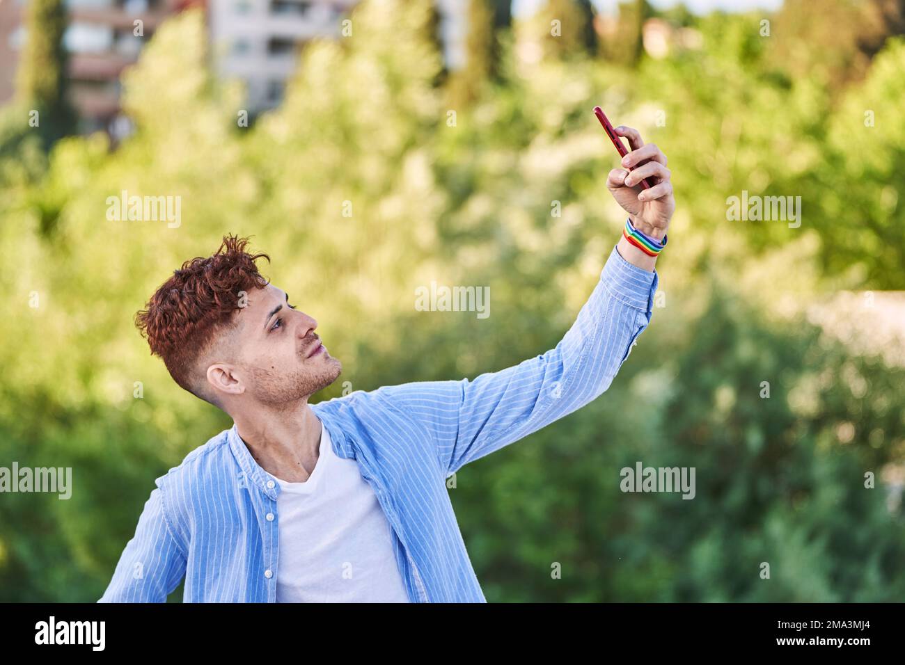 Jeune homme gay avec bracelet lgtb prenant un selfie. Concept de LGBT, relation et égalité des droits. Banque D'Images