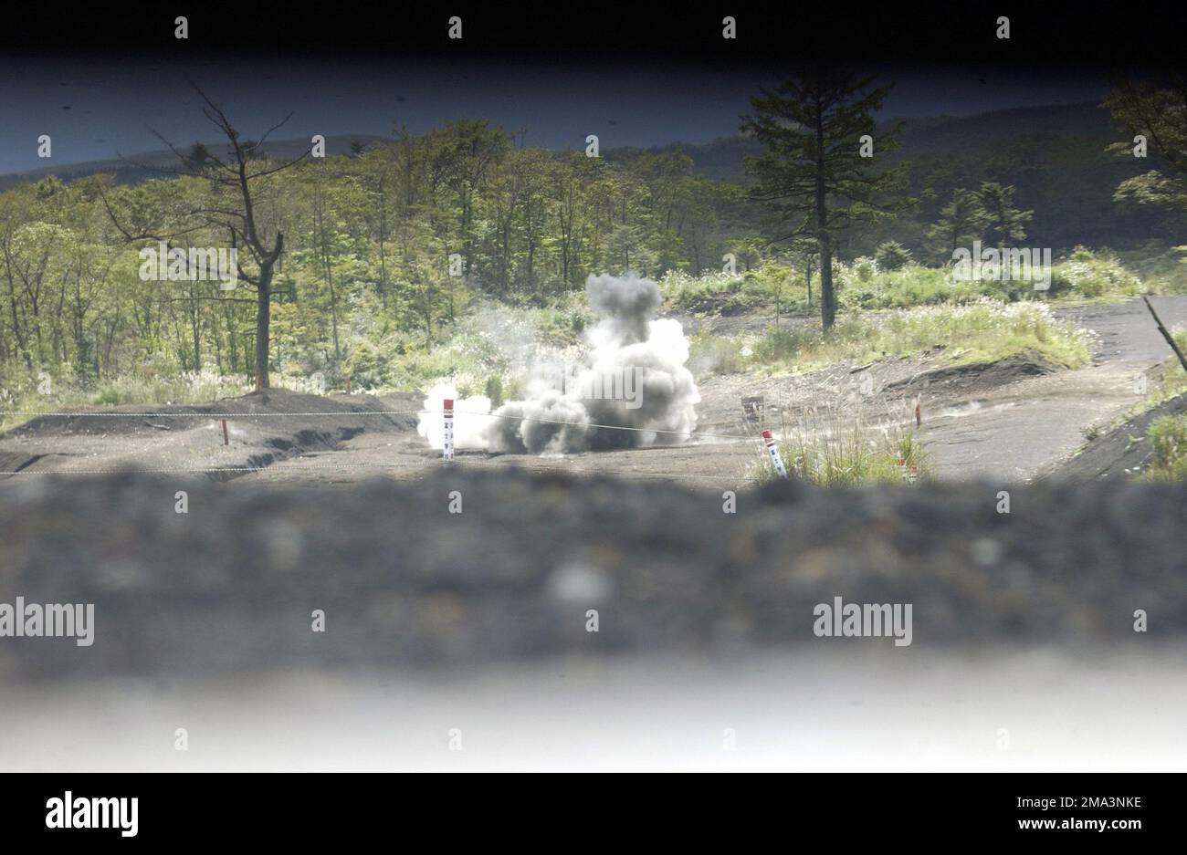 Cette explosion a été provoquée par les Marines du corps des Marines des États-Unis (USMC), combat Engineer Company, combat Assault Battalion (CAB), 3rd Marine Division (MARDIV), A fait exploser une mine anti-personnel M18A1 Claymore qui a été placée devant une cible dans une aire de démolition de la zone de manœuvre du Camp Fuji afin de tester son efficacité. Le TAXI est déployé au Camp Fuji pour l'entraînement sur le terrain pendant l'exercice Fuji 05-1. Base : base du corps marin, Camp Fuji État : Honshu pays : Japon (JPN) Banque D'Images