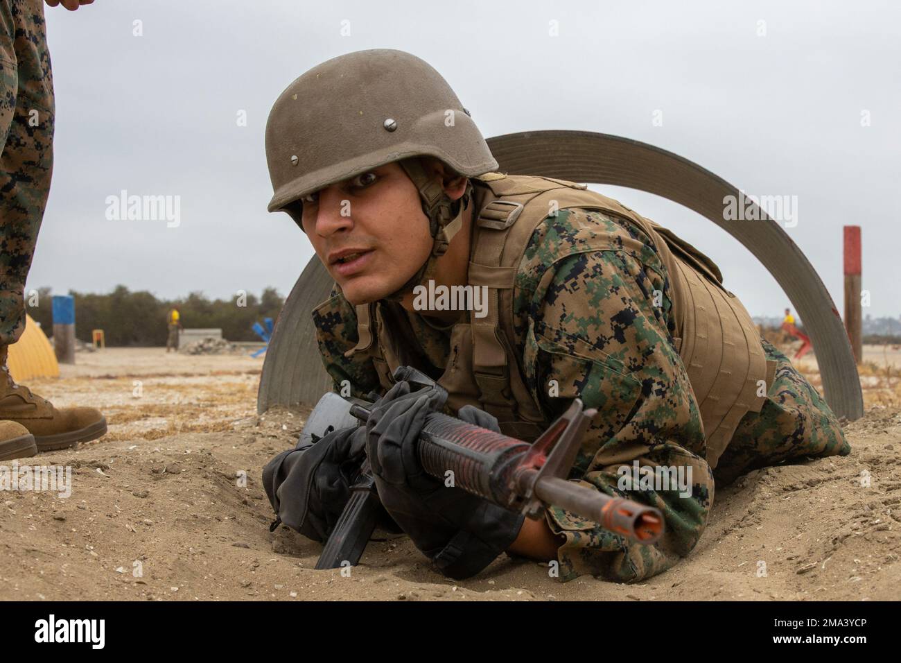 A ÉTATS-UNIS Marine corps recrue avec Echo Company, 2nd recrue Bataillon d'entraînement Low Crawls pendant un cours d'assaut à baïonnette au corps des Marines Recruit Depot San Diego, 24 mai 2022. Le cours d’assaut à baïonnette développe la forme physique de combat, la résistance mentale et la confiance des recrues, tout en manœuvrant divers obstacles et en utilisant des techniques à baïonnette contre les mannequins et les pneus d’entraînement. Banque D'Images