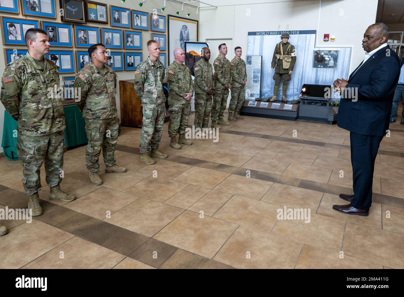 Le secrétaire à la Défense, Lloyd J. Austin III, rencontre des membres du service affectés à fort Carson, Colorado, 24 mai 2022. (Photo DoD par Chad J. McNeeley) Banque D'Images