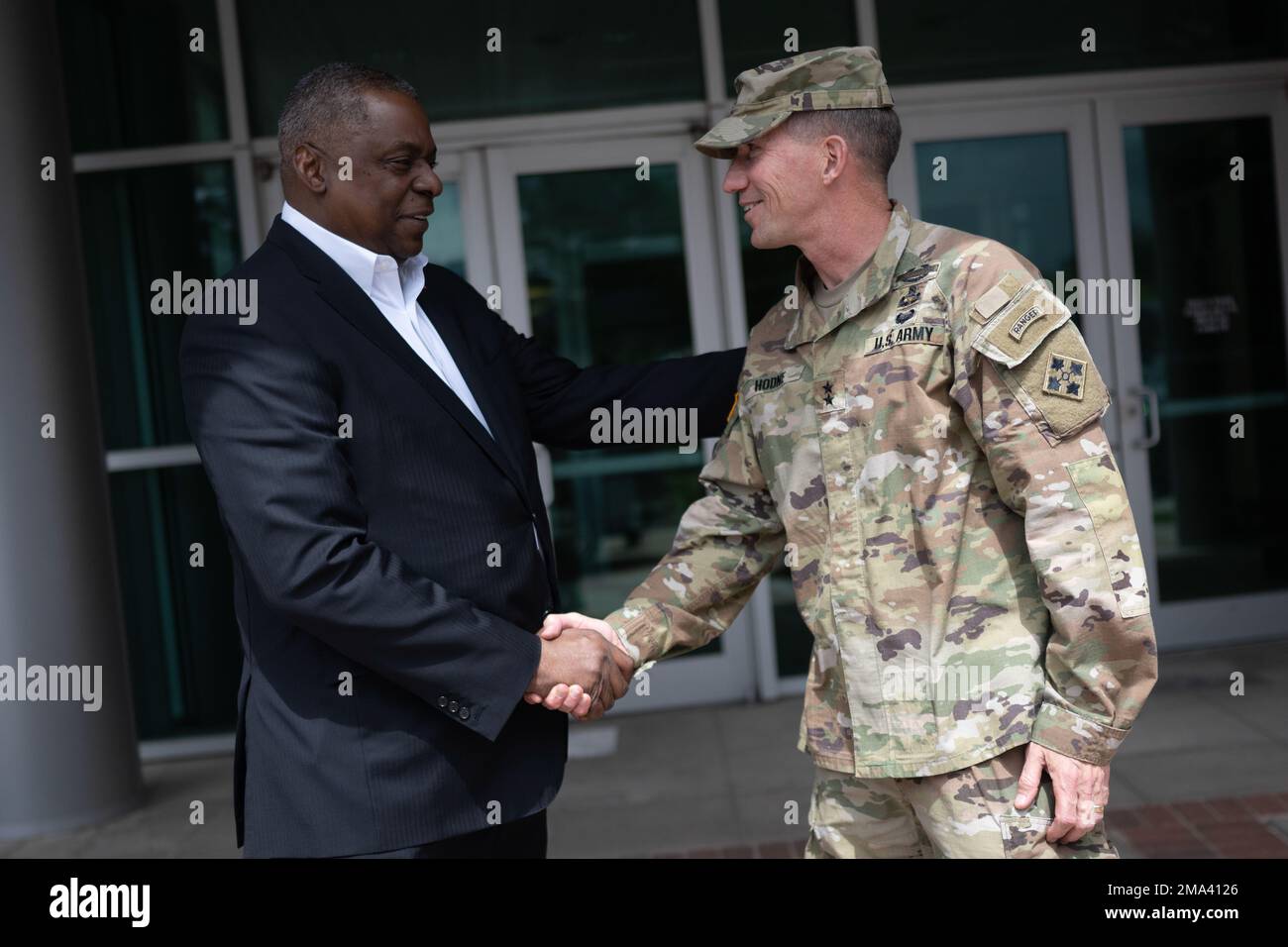 Le secrétaire à la Défense, Lloyd J. Austin III, fait ses adieux aux États-Unis Major général de l'armée David Hodne, commandant général, 4th, Division d'infanterie après une visite à fort Carson, au Colorado, au 24 mai 2022. Le secrétaire Austin a rencontré des soldats et affecté à la 4th Division d'infanterie, l'équipe de combat de la Brigade Stryker 1st qui est récemment revenue de l'opération Insected Resolve et des familles de l'équipe de combat de la Brigade Armored 3rd, la 4th Division d'infanterie qui sont actuellement déployées en Europe à l'appui de l'opération Atlantic Resolve. (Photo DoD par Chad J. McNeeley) Banque D'Images