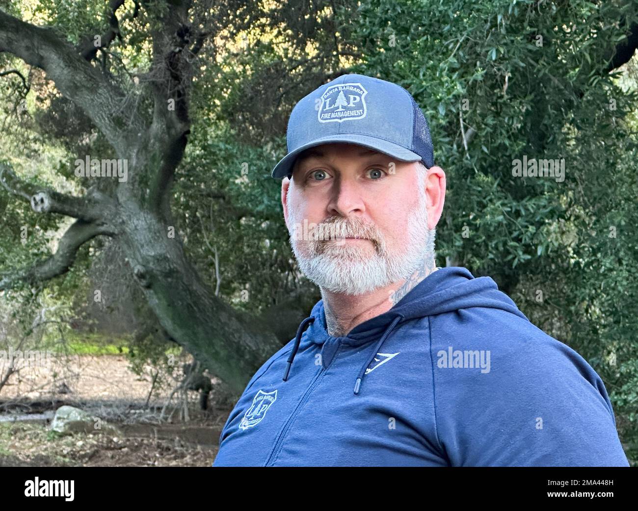 Santa Barbara, Californie, États-Unis 14th janv. 2023. Le chef des pompiers Michael Scott fait un arrêt rapide pour étudier une grande partie de Stage Coach Road dans la forêt nationale de Los Padres qui s'est effondrée en raison des pluies intenses. (Credit image: © Amy Katz/ZUMA Press Wire) USAGE ÉDITORIAL SEULEMENT! Non destiné À un usage commercial ! Banque D'Images