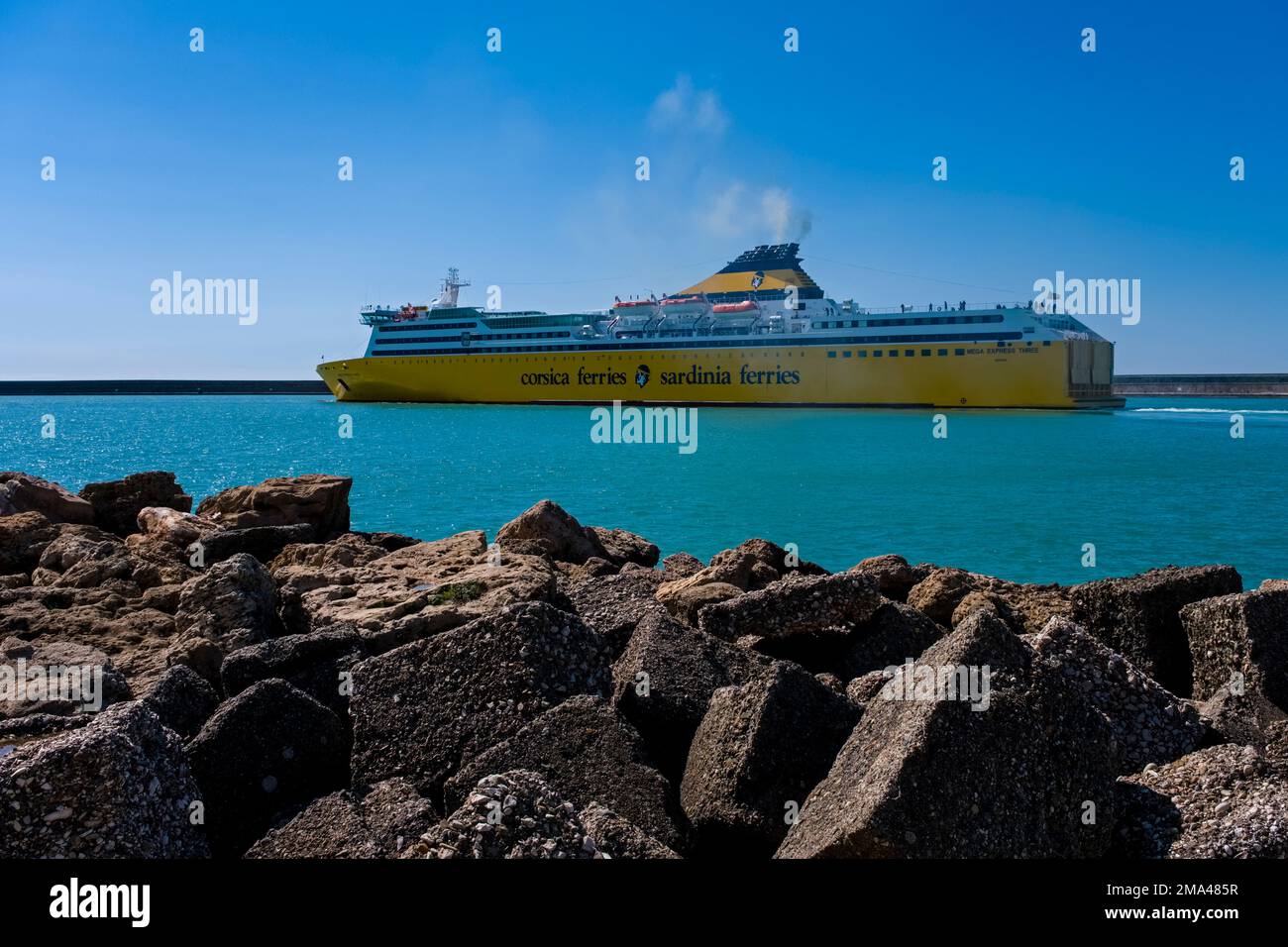 Le Mega Express Three, un ferry de Corse, quitte la partie Darsena du port de Livourne, Porto di Livourne. Banque D'Images