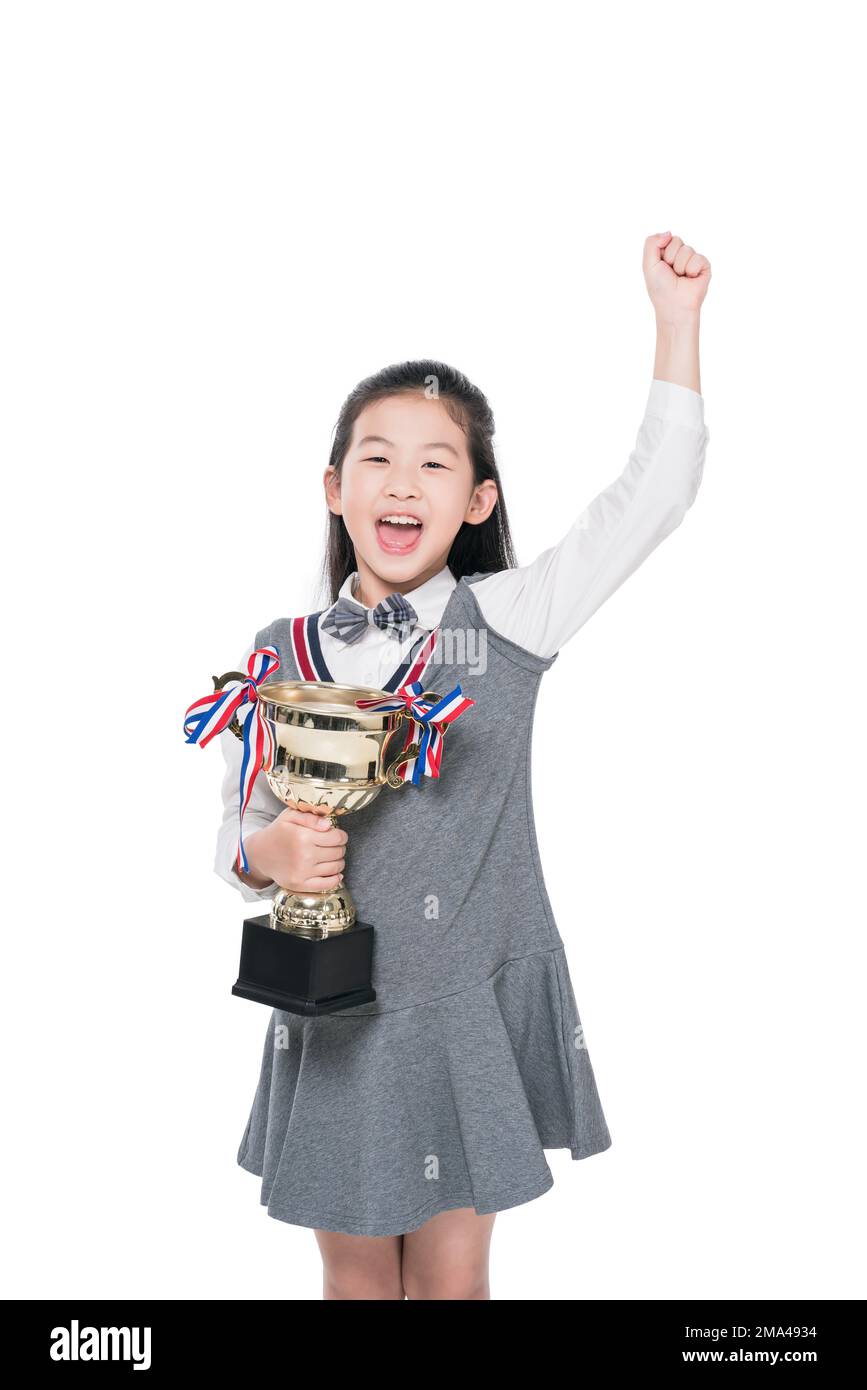 Heureux élèves de l'école primaire tenant un trophée Banque D'Images