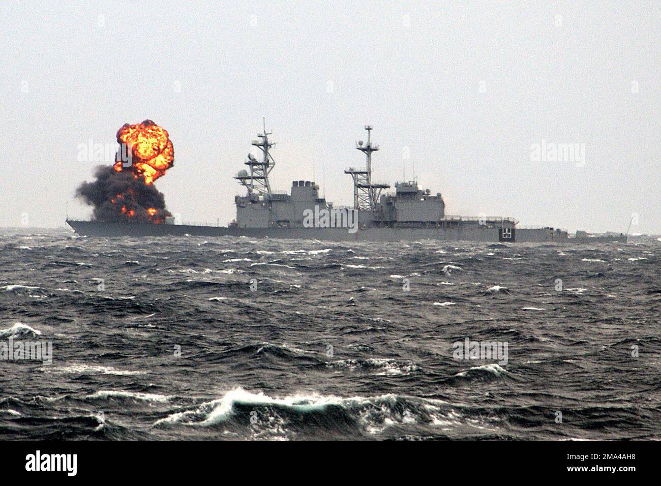 041112-N-0000M-001. [Complete] Scene Caption: Le destructeur de la classe Spruance de la Marine américaine (USN) désaffectée, USS HAYLER (DD 997), est frappé par un Bofors rond de 57 mm tiré du Commandement maritime des Forces canadiennes (FC) (MARCOM) Frégate de la classe Halifax, NCSM (son navire canadien Majestys) VILLE DE QUÉBEC (FFH 332) Au cours d'un exercice de puits dans l'océan Atlantique (AOC). Le QUÉBEC fait partie de la Force navale permanente de l'Atlantique (STANAVFORLANT), le premier escadron naval multinational en temps de paix officiellement connu sous le nom de Force de réaction maritime de l'OTAN (Organisation du Traité de l'Atlantique Nord). Le HAYLER a été vérifié par t Banque D'Images