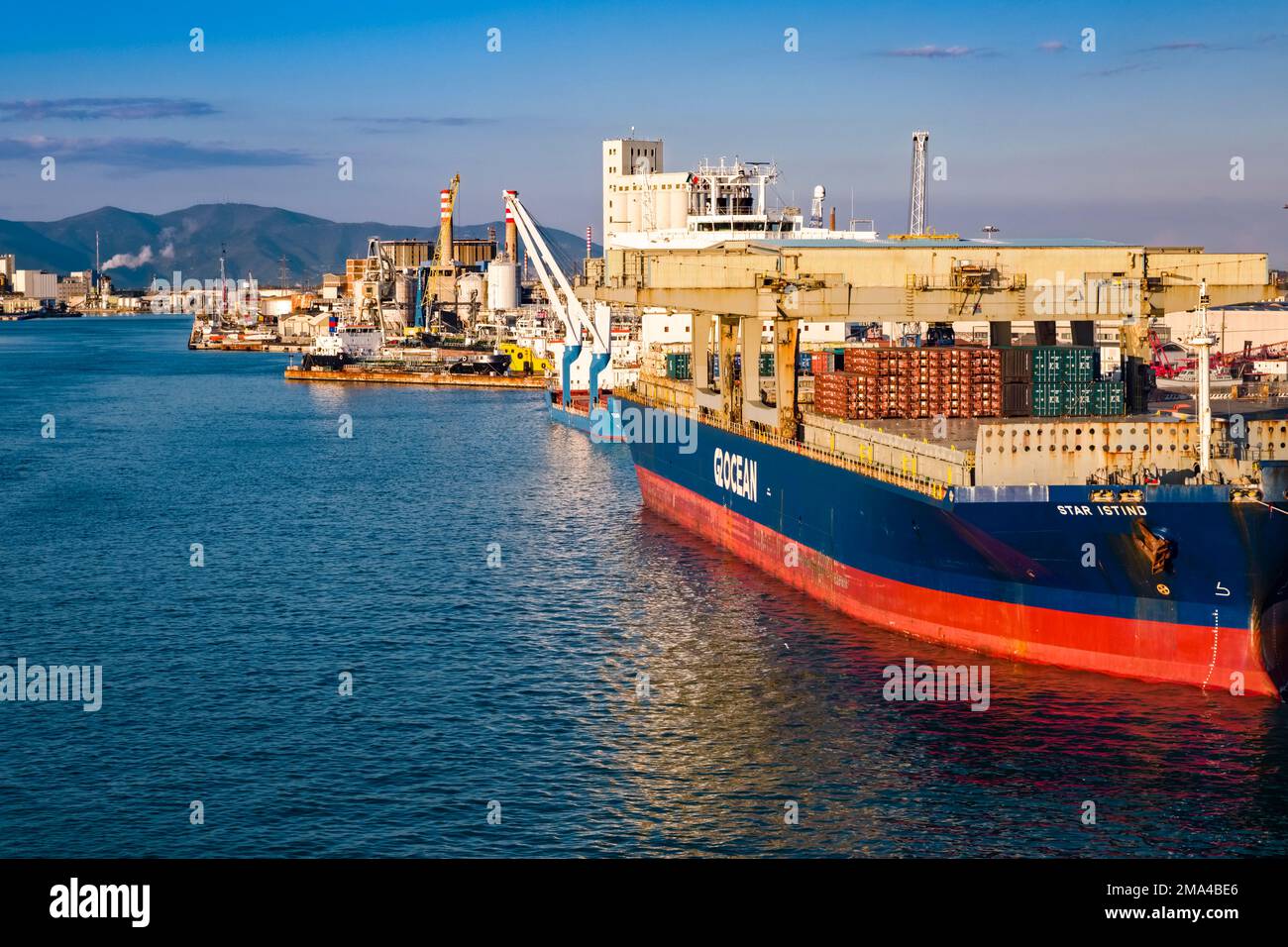 Un navire à conteneurs est ancré au port à conteneurs de Livourne, Porto di Livourne, l'un des plus grands ports maritimes de la mer Méditerranée. Banque D'Images