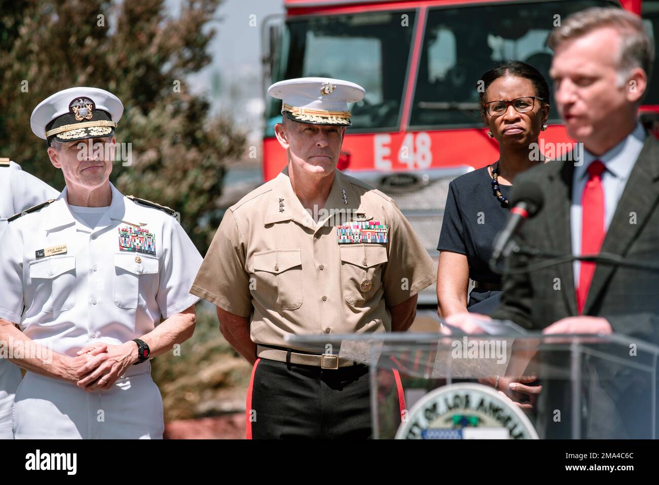 ÉTATS-UNIS Le vice-amiral Steve Koehler, à gauche, commandant de la flotte américaine 3rd, et le lieutenant-général George W. Smith Jr., au centre, écoutent les remarques de l'honorable Erik K. Raven, 34th sous-secrétaire de la Marine, Lors d'une conférence de presse au cours d'un exercice de soutien de la défense aux autorités civiles à Cabrillo Beach, Californie, à l'appui de la Los Angeles Fleet week, 24 mai 2022. L'exercice de la DSCA renforce les relations entre le ministère de la Défense et les autorités civiles au cas où un soutien serait nécessaire pour des scénarios réels de catastrophes naturelles et de secours d'urgence. L'objectif de la semaine des parcs est de s Banque D'Images