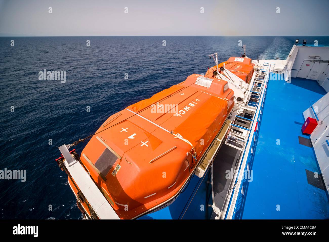 Un canot de sauvetage orange attaché au pont supérieur du ferry croisière Ausonia sur son chemin de Livourne à Palerme. Banque D'Images