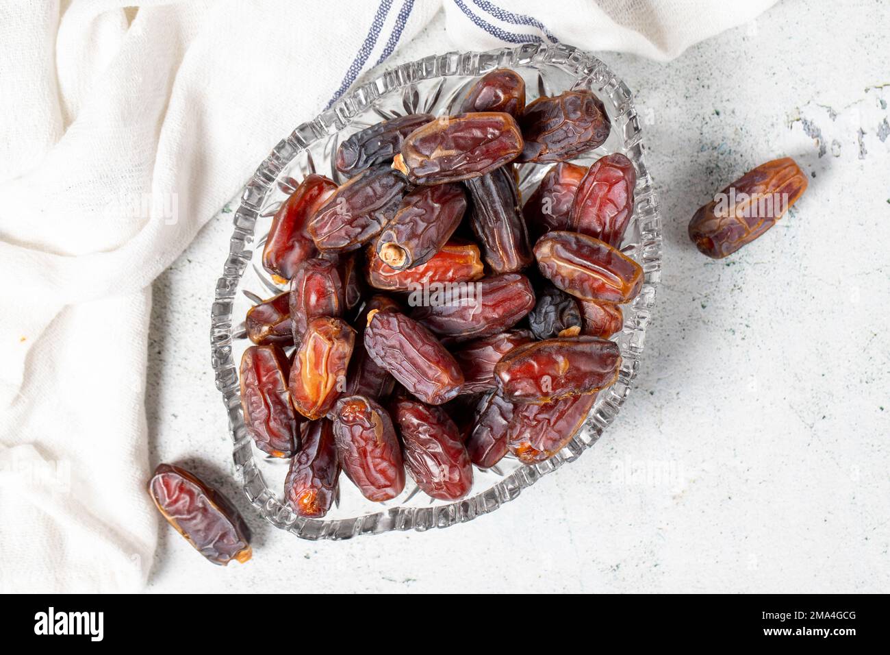 Datter le fruit sur fond de pierre. Le Medjoul biologique date dans un bol en verre. La nourriture du Ramadan. Vue de dessus Banque D'Images