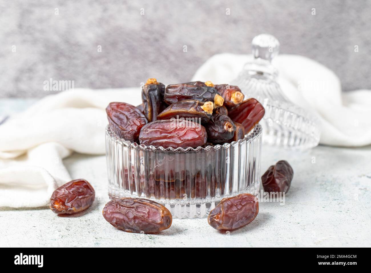 Datter le fruit sur fond de pierre. Le Medjoul biologique date dans un bol en verre. La nourriture du Ramadan. gros plan Banque D'Images