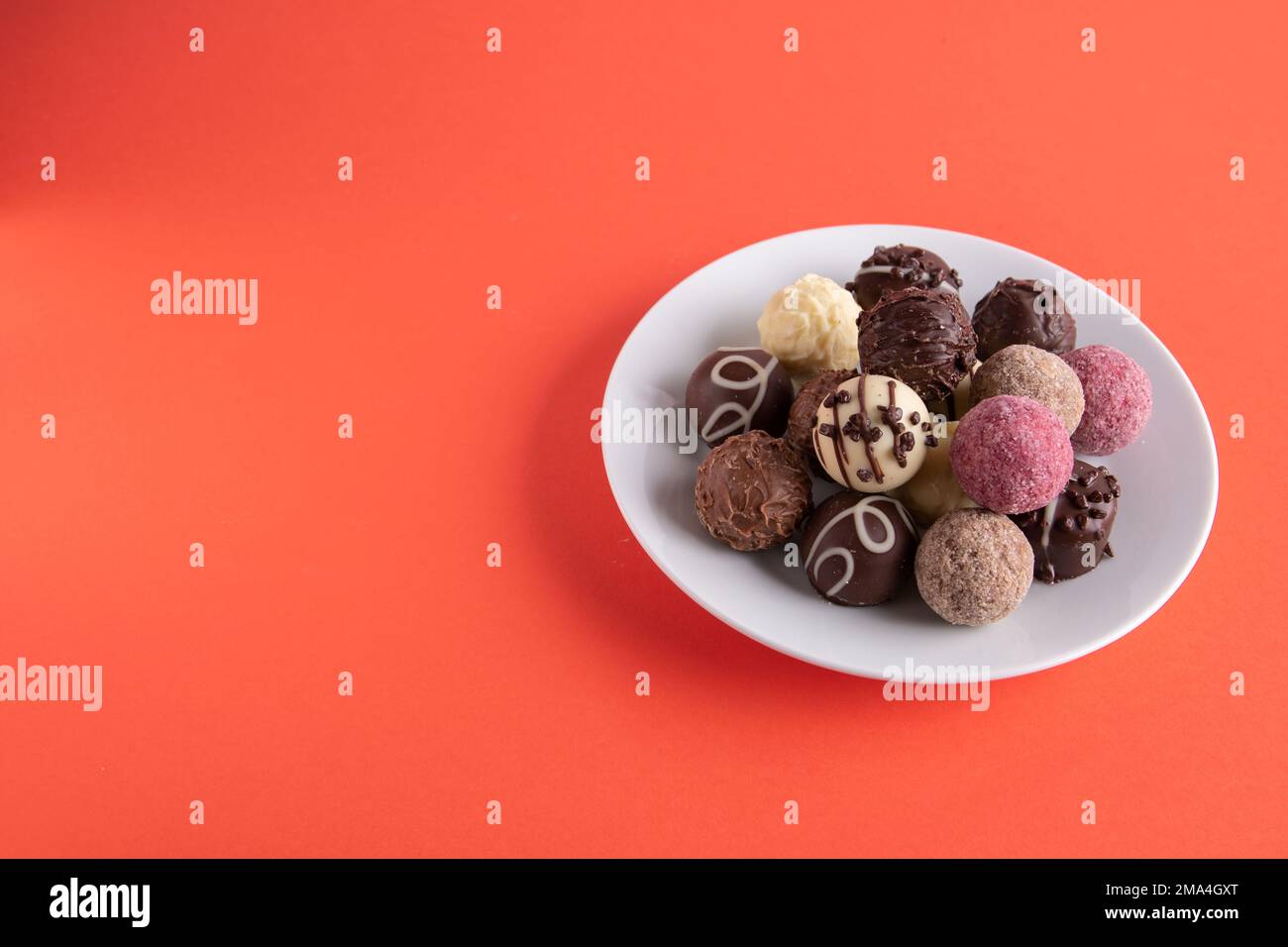 photo de beaucoup de chocolats sur une assiette blanche Banque D'Images