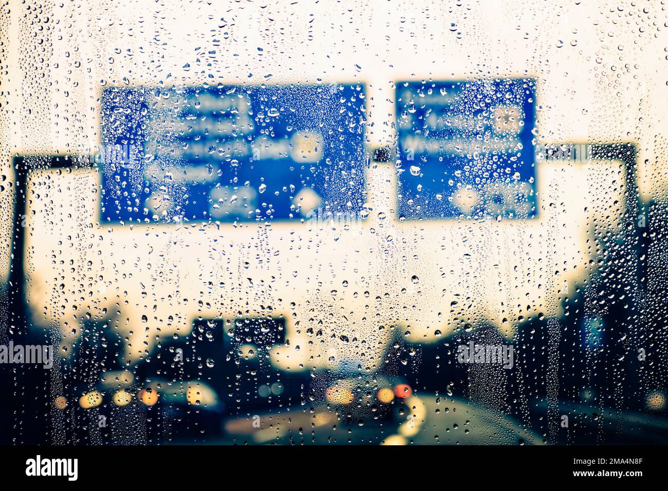 Chute sur un pare-brise trempé dans la pluie sur l'autoroute. Banque D'Images
