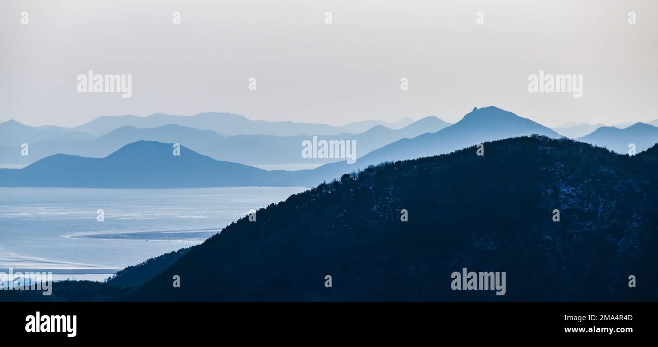 Paysage de montagne côtier panoramique lors d'une soirée brumeuse. Busan, Corée du Sud Banque D'Images