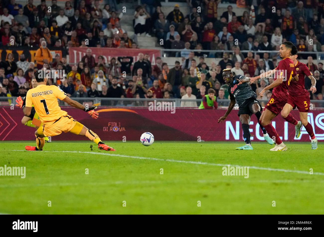 Roma's goalkeeper Rui Patricio, left, makes a save in front of Napoli's Victor Osimhen during a Serie A soccer match between Roma and Napoli, at the Olimpic stadium in Rome, Sunday, Oct. 23, 2022. (AP Photo/Andrew Medichini) Banque D'Images