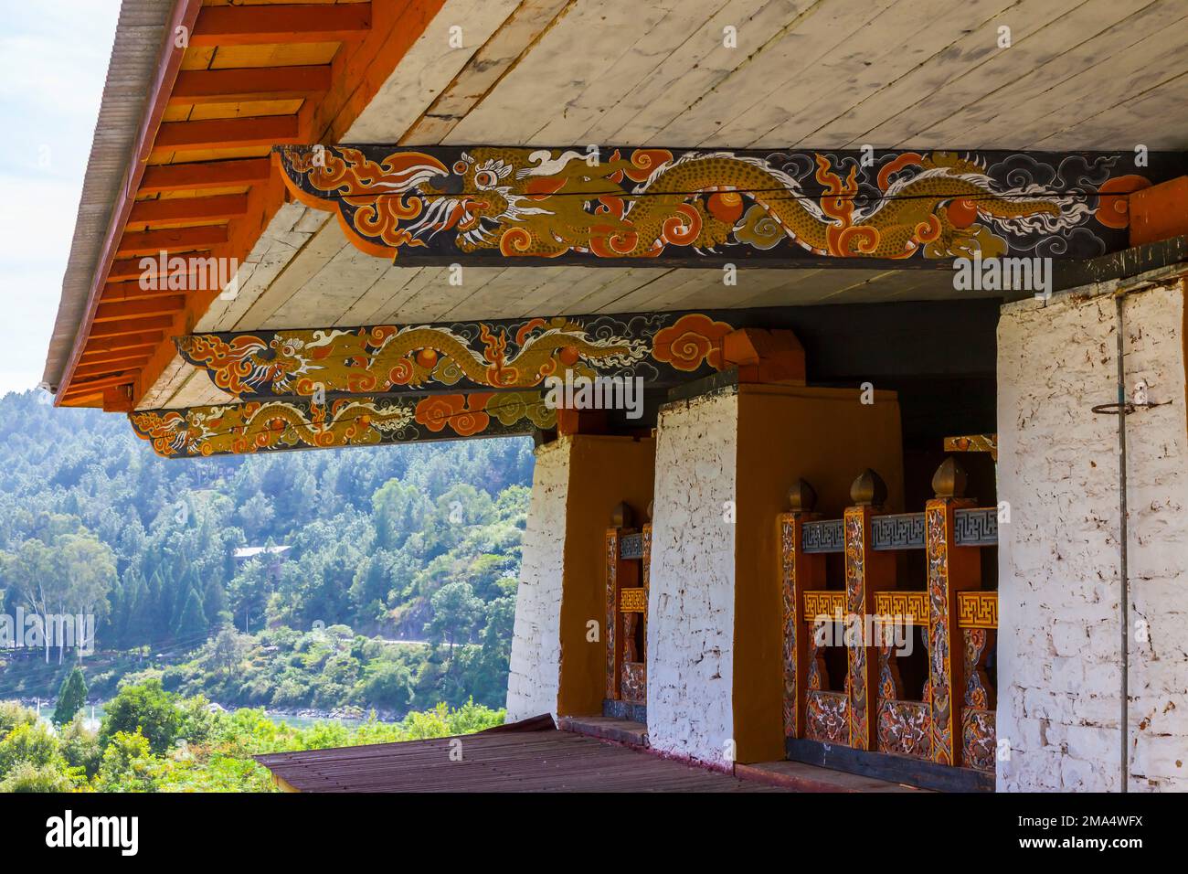 Poutres décorées de dragons géants colorés, Punakha Dzong, Bhoutan. Banque D'Images