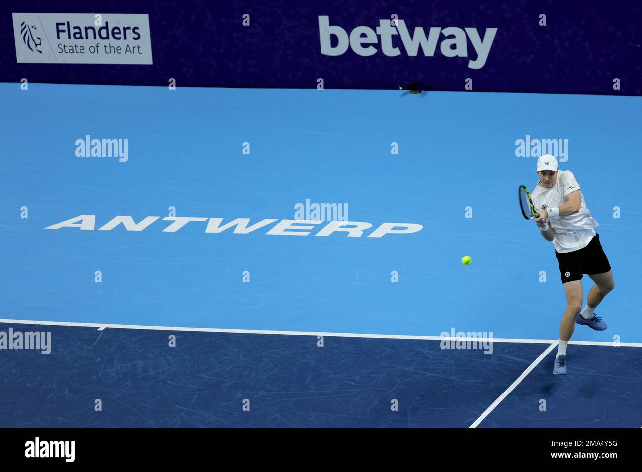 Netherland's Botic van de Zandschulp serves the ball during the men's doubles final against India's Roban Bopanna and Netherland's Matwe Middelkoop at the European Open tennis tournament in Antwerp, Belgium, Sunday, Oct. 23, 2022. (AP Photo/Olivier Matthys) Banque D'Images