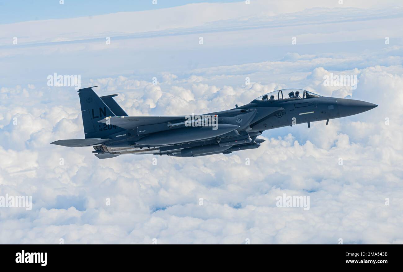 Un avion F-15E Strike Eagle de l'US Air Force affecté à la 48th Fighter Wing, RAF Lakenheath, vole aux côtés d'un avion KC-135 Stratotanker de l'US Air Force affecté à la 100th Air ravitaillement Wing à RAF Mildenhall, lors d'une mission de ravitaillement en mer du Nord, le 24 mai 2022. Le 100th ARW fournit aux partenaires le « pont » de ravitaillement aérien critique à travers le théâtre européen, ce qui permet à la Force aérienne expéditionnaire de se déployer autour du globe à un instant donné. 100ARW, 48FW, F-15, F-15E, RAF LAKENHEATH, RAF MILDENHALL, Banque D'Images
